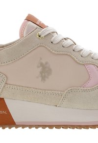 Beżowe zamszowe sneakersy z przezroczystymi panelami, różowymi akcentami, złotym wykończeniem i subtelnym logo. Gruba biała podeszwa z pomarańczowym detalem.