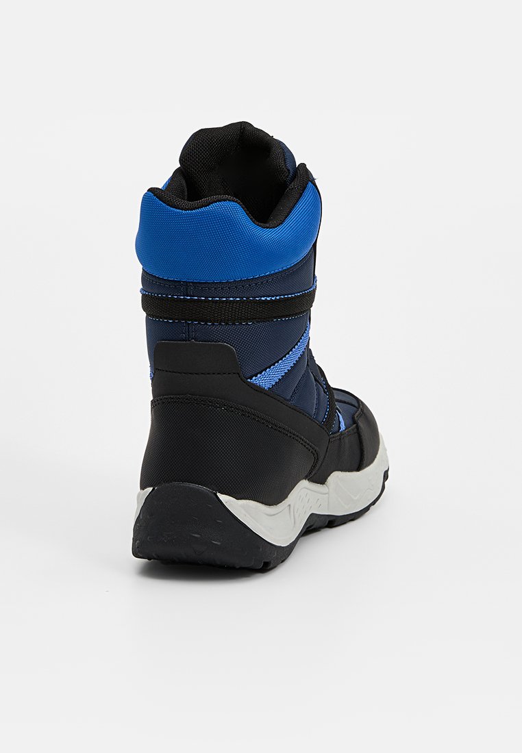 Sportlicher Schuh mit einem blauen und schwarzen Textiloberteil, schwarzen synthetischen Akzenten, gepolstertem Kragen und einer strukturierten Sohle für besseren Halt.