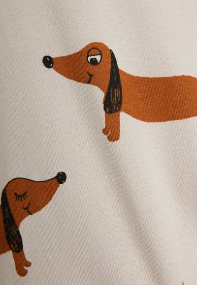 Σχέδιο από καφέ σκύλους Dachshund με μαύρα αυτιά και μύτες σε μπεζ υφασμάτινο φόντο.