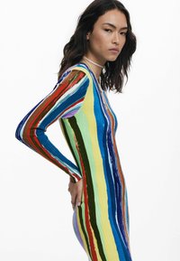 Langarm-Rippkleid mit vertikalen Streifen in lebhaften Farben, darunter Blau, Grün, Rot und Gelb, mit einer figurbetonten Passform.
