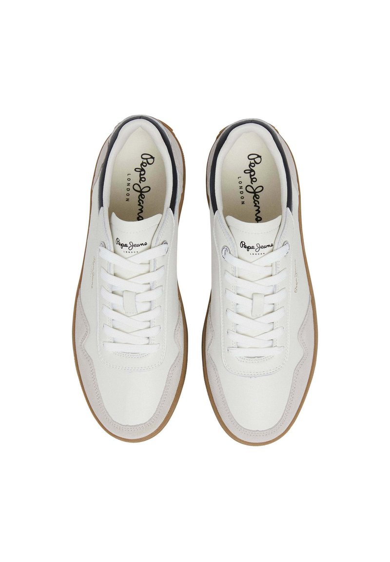 Weiße Leder-Sneaker mit glatter Oberfläche, einer braunen Gummisohle, flachen Schnürsenkeln und schwarzem Branding auf der Zunge.