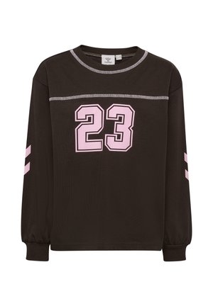 Sort langærmet skjorte med pink nummer 23 foran, pink chevron-striber på ærmerne og hvide stikninger omkring krave og bryst.