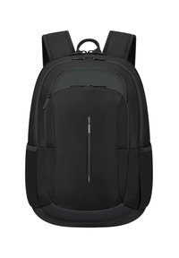Mochila negra con un acabado texturizado, que cuenta con un compartimento principal con cremallera, un bolsillo frontal con cremallera vertical y correas de hombro acolchadas.