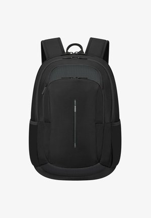 Mochila negra con un acabado texturizado, que cuenta con un compartimento principal con cremallera, un bolsillo frontal con cremallera vertical y correas de hombro acolchadas.