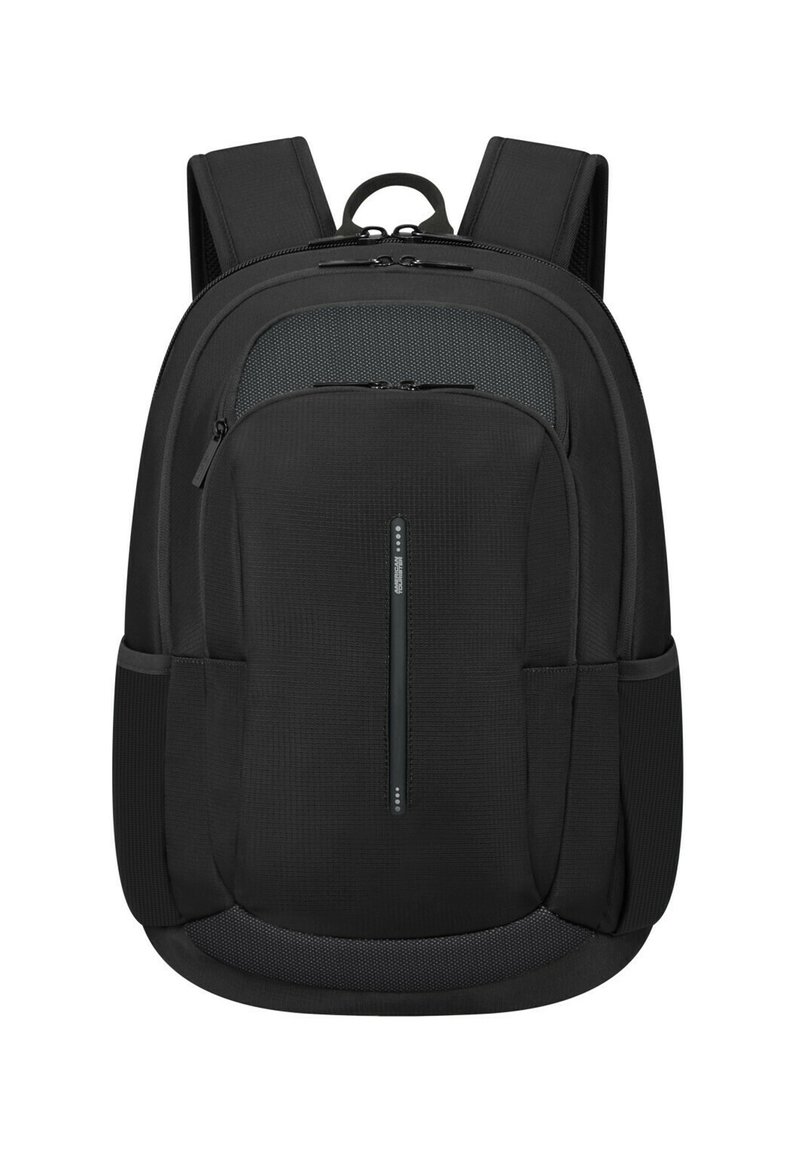Mochila negra con un acabado texturizado, que cuenta con un compartimento principal con cremallera, un bolsillo frontal con cremallera vertical y correas de hombro acolchadas.