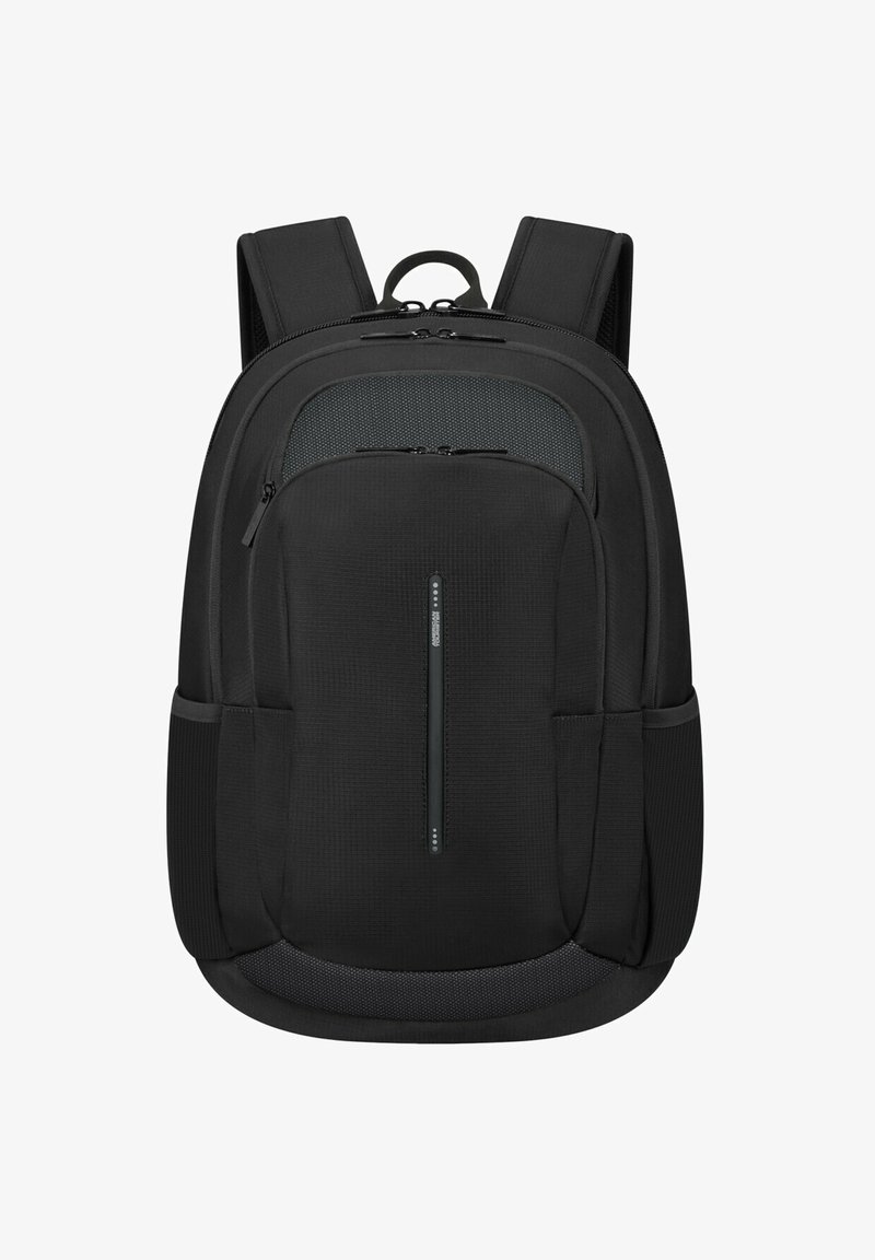 Zaino nero con una finitura testurizzata, dotato di un vano principale con zip, tasca frontale con zip verticale e spallacci imbottiti.
