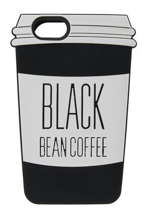 Coque de téléphone en noir et blanc en forme de tasse à café, avec le texte "BLACK BEAN COFFEE" en lettres majuscules. Surface lisse, bords arrondis.