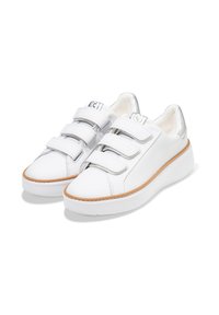 Sneaker bianco con tre cinturini in velcro, tomaia in pelle liscia, dettagli argentati sul tallone e suola in gomma marrone chiaro.
