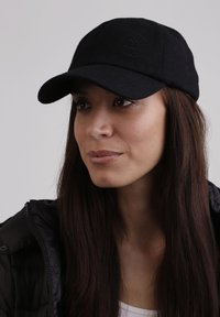 CASH-MERE Kšiltovka - schwarz
