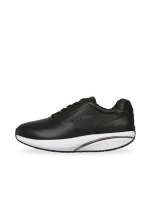 Zapatilla deportiva negra con parte superior de cuero suave, puntera redonda, diseño con cordones, entresuela blanca y suela exterior de goma texturizada negra.