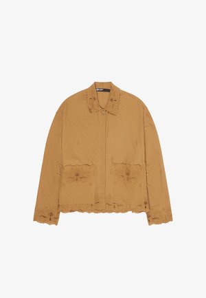 Chaqueta de manga larga color marrón claro con cuello de encaje bordado, puños, dobladillo y grandes bolsillos delanteros, cierre con un solo botón en el escote.