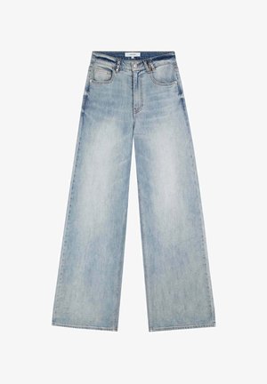 Jeans a gamba larga di color blu chiaro realizzati in denim. Presentano una vita alta, due tasche frontali e una finitura sbiadita con dettagli di cucitura minimi.
