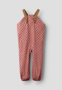 Salopettes waterproofs roses avec un petit motif de cœurs rose foncé, bretelles brunes réglables, chevilles élastiquées et texture lisse.