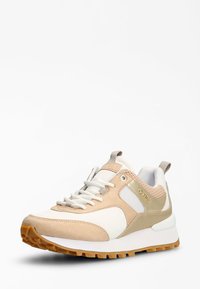 Beige Sportsschuh aus Wildleder und Mesh-Materialien, mit weißen Akzenten, strukturierter Gummisohle und einer Zuglasche an der Ferse.