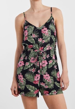 Floraler Jumpsuit mit dünnen Trägern, schwarzer Hintergrund, rosa Blumen, grüne Blätter, gebundenes Taillendetail, leichtes Material, lässiger Stil.