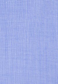 Ljusblått tyg med ett subtilt, strukturerat randmönster. Ytan verkar slät med en lätt lyster.