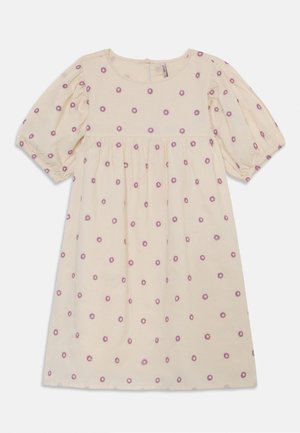 Κρέμα φόρεμα με κοντά φουσκωτά μανίκια, διαθέτοντας εφαρμοστό κορσάζ και φαρδύ φουστάνι, διακοσμημένο με μικρές μοβ ανθικές κεντητές λεπτομέρειες σε όλη την επιφάνεια.