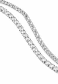 Två silverhalsband: ett med en slät, vriden design, och det andra med en rad av fyrkantigt satta, klara cubic zirconia-stenar.