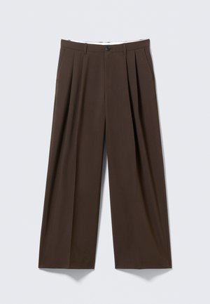 Pantalon plissé marron en tissu léger, avec fermeture à bouton, jambes larges et texture lisse pour un confort optimal.