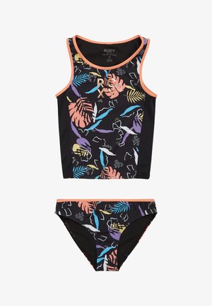 Conjunto de bañador negro con estampado floral, que incluye una parte superior tipo tank top con patrones tropicales en tonos rosas y azules; parte inferior de bikini a juego con un diseño y detalles similares.