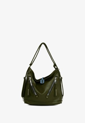 Olijfgroene leren handtas met dubbele schouderriemen, zilveren ritsen, studs en een blauwe label. Zachte textuur en slappere ontwerp.