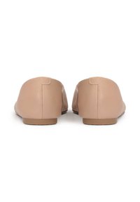 Nudefarbene Ballerinas aus Leder mit rundem Zehenbereich und niedrigem Absatz, featuring einer glatten Textur und minimalen Nähten auf der Rückseite.