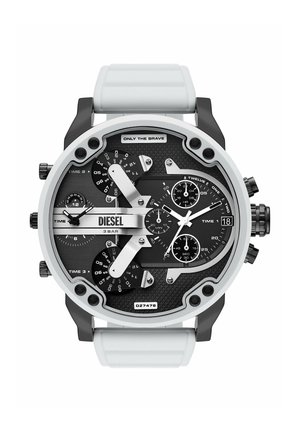Runde Diesel-Armbanduhr mit schwarzem Multifunktionszifferblatt, weißen Stunden- und Minutenzeigern, weißem Armband und dem Schriftzug „Only The Brave“ oben.