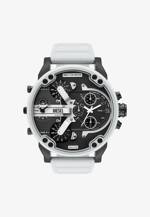 Okrągły zegarek Diesel na nadgarstek z czarną wielotarczową tarczą, białymi wskazówkami godzinową i minutową, białym paskiem oraz napisem „Only The Brave” u góry.