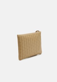 Bolsa de mão bege com um padrão geométrico em relevo. Textura suave com fecho de zipper e um design minimalista.