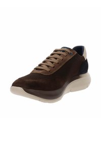 Sneaker in suede marrone e rete con accenti beige, caratterizzata da una superficie testurizzata, lacci piatti e una suola spessa di colore crema.