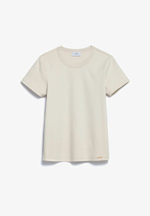 Beżowy t-shirt z krótkim rękawem i okrągłym dekoltem z małą metką marki przy dolnym szwie na białym tle.