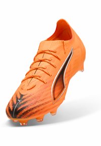 Scarpina da calcio arancione brillante con tomaia testurizzata, motivo a gradiente nero, lacci e un design leggero con tacchetti sagomati per una migliore trazione.
