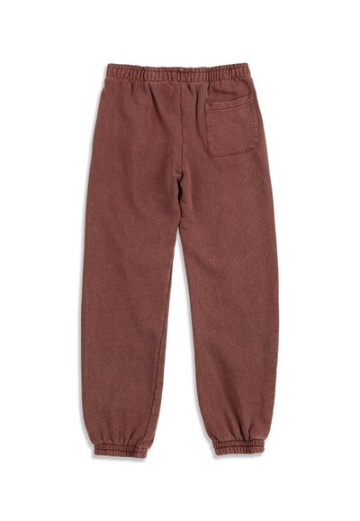 Pantalones jogger de forro polar marrones con cintura elástica, puños elásticos en los tobillos y un solo bolsillo trasero en el lado derecho.