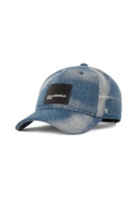 Kék farmer baseballsapka fekete logóval, ívelt csúccsal és texturált anyaggal. Snapback záródással és diszkrét világos varrással rendelkezik.