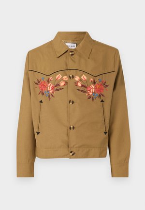 Chaqueta de algodón marrón con bordados florales en rosa, rojo y azul. Cuenta con cuello tipo camisa, cierre de botones en la parte frontal y dos bolsillos laterales.