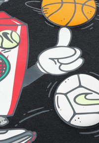 Γραφικό με ένα καρτούν χέρι με ανεβασμένο το δείκτη, μαύρο φόντο και αθλητικές μπάλες: μπάσκετ, ποδόσφαιρο και τένις.