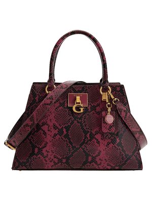Fioletowo-czarna torebka w wzór skóry węża z złotymi elementami, górnymi uchwytami, regulowanym paskiem na ramię oraz zawieszką z logo GUESS.