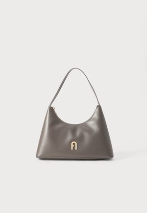 Sac à main en simili cuir gris avec une texture lisse, une forme arrondie, une bandoulière courte et un accent logo doré à l'avant.