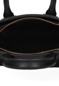Zwarte handtas met een gladde buitenkant, gouden rits en zwarte textielen voering. Voorzien van dubbele handvatten en een ruim, open interieur.