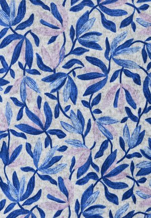 Patroon van blauwe en lavendelbladeren met stelen op een lichtgrijze stoffen achtergrond, wat lijkt op een handgetekend botanisch ontwerp.