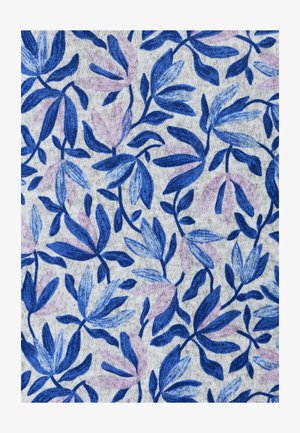 Patroon van blauwe en lavendelbladeren met stelen op een lichtgrijze stoffen achtergrond, wat lijkt op een handgetekend botanisch ontwerp.