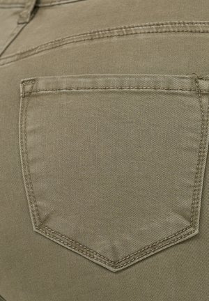 Khaki denim o strukturze z jedną tylną kieszenią. Kieszeń ma prostokątny kształt i wykończenia przeszyciami, podkreślając gładką teksturę.