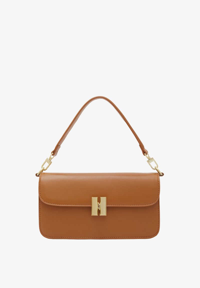 Ruskea nahkalaukku, jossa on läppä, kultaiset yksityiskohdat ja kapea olkahihna. Keskellä on näkyvä solki. Pinnassa on sileä rakenne.