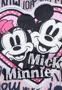 Czarnobiała ilustracja w stylu kreskówkowym przedstawiająca Myszki Miki i Minnie w różowym sercu. Poniżej znajdują się haftowane napisy "Mickey" i "Minnie".