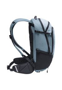 Lichtblauwe rugzak met zwarte accenten, voorzien van verstelbare zachte schouderbanden, zijgespen, textuurstof en meerdere met rits gesloten vakken.