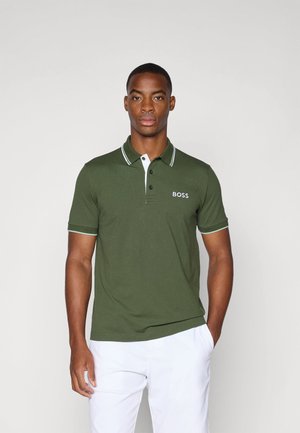 Polo verde oliva con colletto; bottoni bianchi e strisce di accento, con un piccolo logo bianco "BOSS" sul lato sinistro del petto.