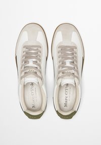 Bílé a béžové tenisky vyrobené z kůže a semiše, se strukturovanými tkaničkami, kontrastními akcenty a zeleným patním tabem. Logo na stélce.