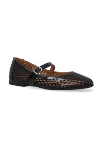 Schwarze Mesh-Balletschuhe mit einer abgerundeten Spitze, Ausschnittdesign und einem dünnen Riemen mit einer silbernen Schnalle. Lederinnenausstattung und flache Sohle.