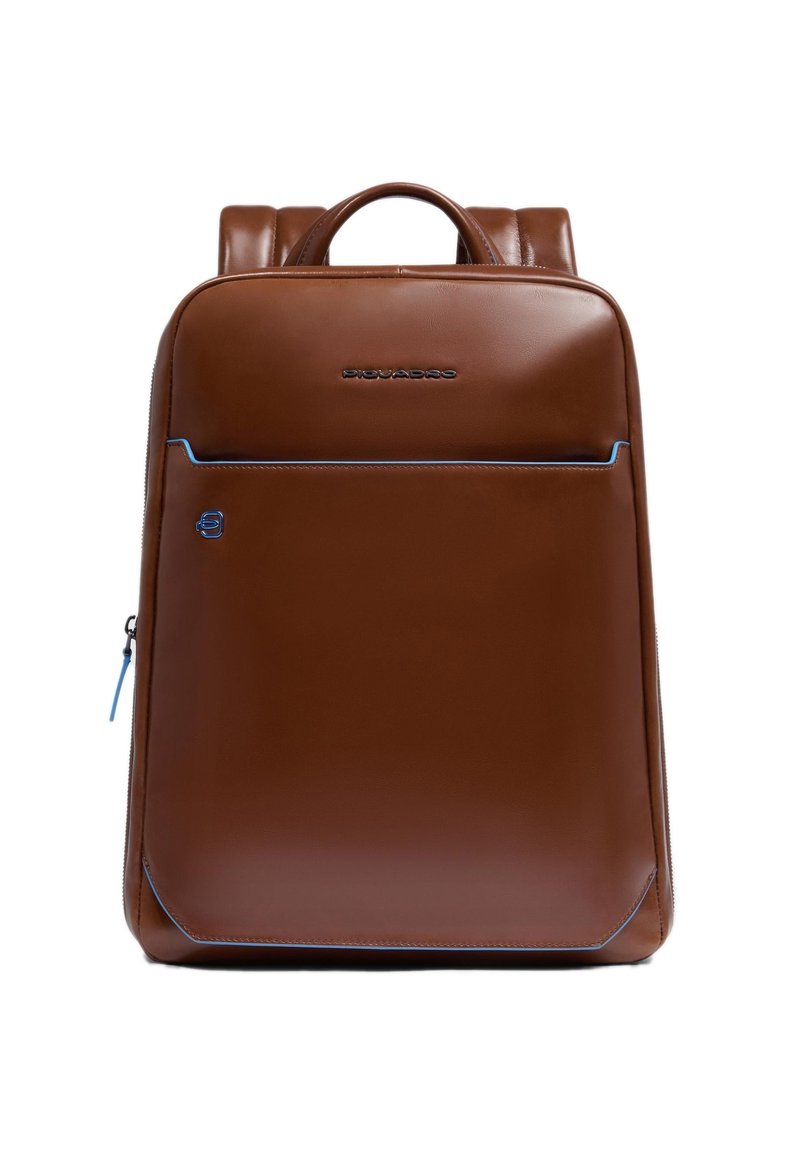 Mochila de cuero marrón con diseño estructurado, presenta una línea de acento azul, asa superior y correas acolchadas para los hombros. Cierre con cremallera.