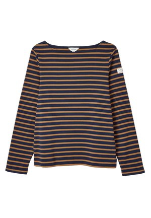 Cămașă cu mâneci lungi, dungi orizontale bleumarin și maro, decolteu barcă și un patch branduit pe mâneca superioară stângă.